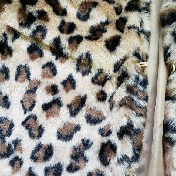 Red Snap Leopard Jacket Furry Hook and Eye Closure - Picture 6 of 7